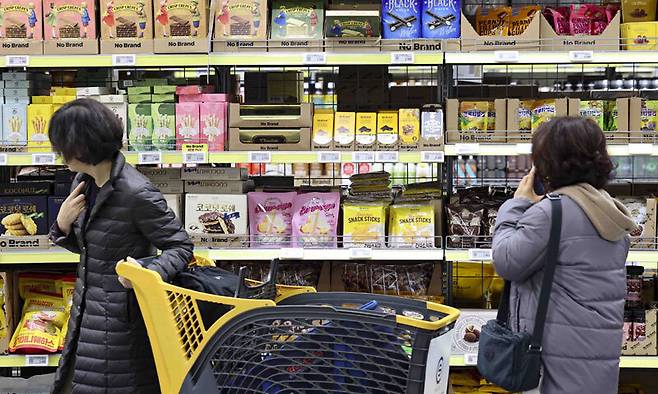 서울 시내 한 대형마트에서 시민들이 장을 보고 있다. 뉴시스