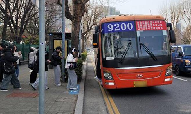 인천 연수구에서 서울 강남역을 운행하는 광역버스를 타려는 시민들이 정류장에서 대기하고 있다. 인천시 제공