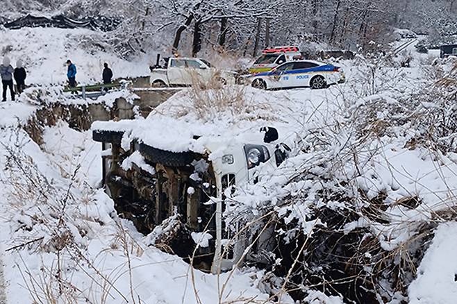 지난 18일 경기 여주시 점동면의 한 농로 도랑에서 전도된 채 발견된 화물 차량.&nbsp;경기 여주소방서 제공