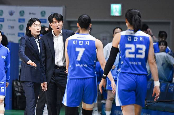 18일 충남 아산 이순신체육관에서 열린 '하나은행 2024-2025 여자프로농구' 플레이오프 챔피언결정전 2차전 아산 우리은행과 부산 BNK의 경기, 우리은행 위성우 감독이 작전을 지시하고 있다. 뉴시스