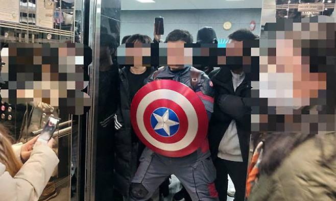 사진은 지난달 10일 안씨가 서울 중구 국가인권위원회 건물 14층 엘리베이터 앞을 막고 선 모습. 뉴시스