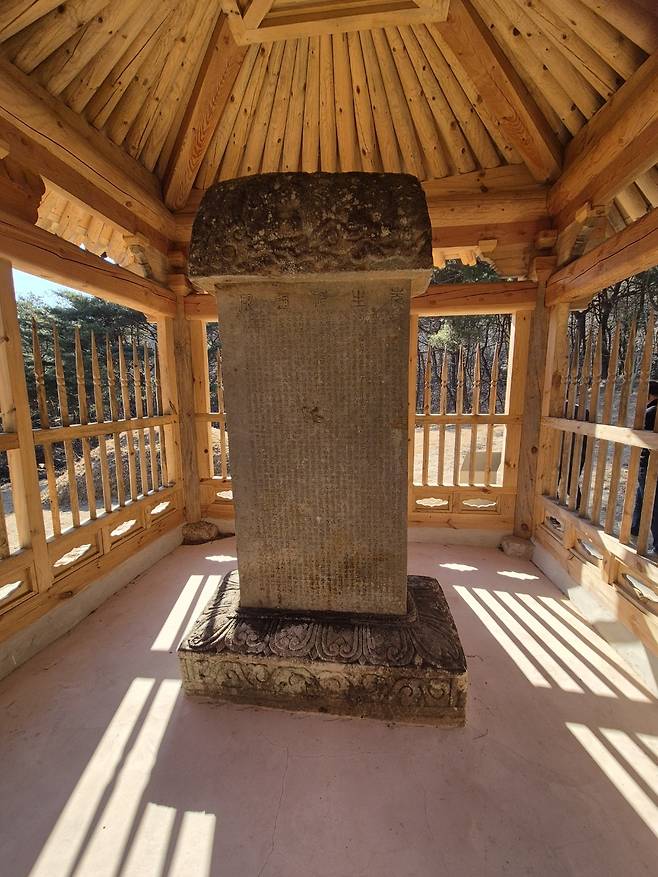 회재 이언적 선생 신도비.