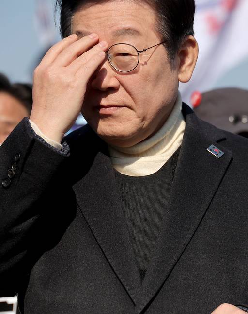 더불어민주당 이재명 대표가 19일 방탄복을 착용한 채 윤석열 대통령 파면 촉구 국회의원 도보행진을 하고 있다.&nbsp;연합뉴스