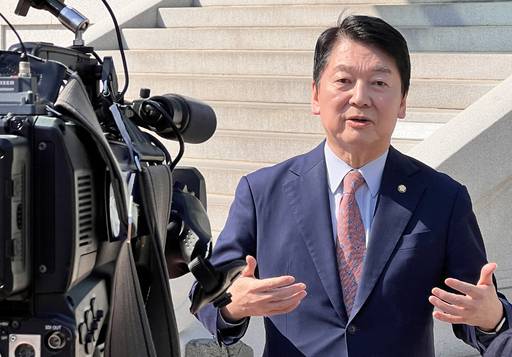 국민의힘 안철수 의원이 19일 서울 종로구 한국불교역사문화기념관에서 조계종 총무원장 진우스님을 예방한 뒤 브리핑을 하고 있다. 뉴스1