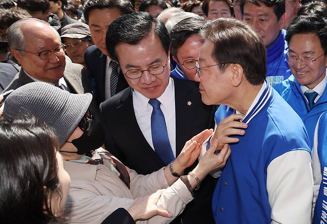 더불어민주당 이재명 대표가 지난해 3월31일 광주에서 거리 인사를 하던 도중 지지자에게 피습 상처를 보여주고 있다. 뉴스1