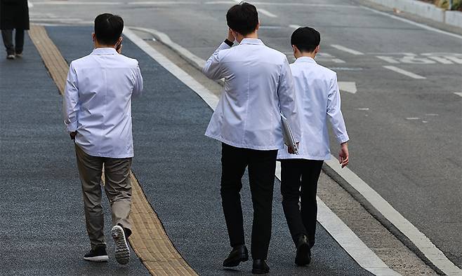 19일 한 의과대학에서 의료진이 이동하고 있다. 연합뉴스