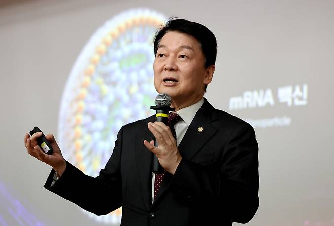 안철수 국민의힘 의원이 12일 대구 북구 경북대학교 글로벌플라자 경하홀에서 ‘대한민국의 미래'를 주제로 특강을 하고 있다. 뉴시스