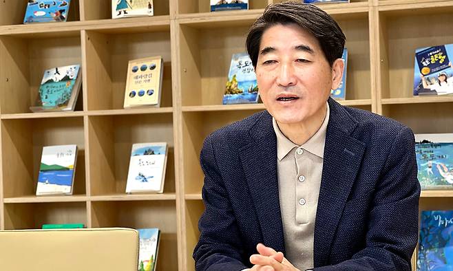 강원 삼척시 집무실에서 삼척 관광 활성화 방안에 대해 설명하는 옥종기 삼척관광문화재단 대표. 삼척관광문화재단 제공