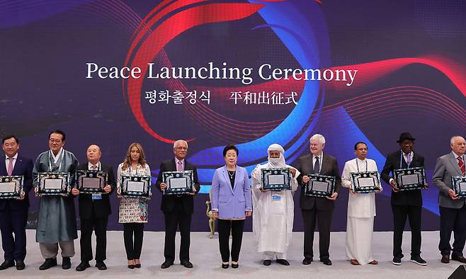 세계평화통일가정연합 한학자 총재(가운데)가 월드&nbsp;서밋 2023 개회식에서 세계원로회 임명장을 수여한 뒤 대륙별 대표자와 기념촬영을 하고 있다.