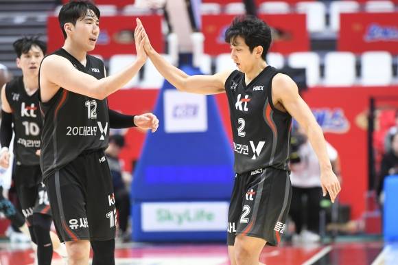 수원 kt 문정현과 허훈이 4일 수원 케이티소닉붐아레나에서 열린 2024~25 프로농구 정규시즌 대구 한국가스공사와의 홈 경기에서 하이파이브하고 있다. KBL 제공