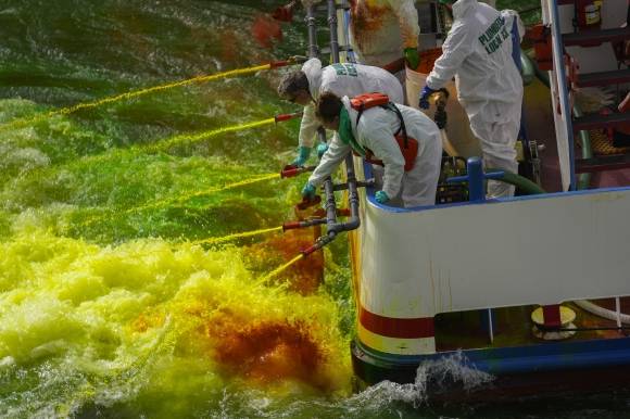 15일(현지시간) 미국 일리노이주 시카고 배관공 조합인 ‘시카고 플러머 유니온’(CPU)이 ‘성 패트릭의 날’(St. Patrick‘s Day)을 맞아 염료를 뿌려 시카고강을 초록색으로 물들이고 있다. 2025.3.15 시카고 AP 연합뉴스