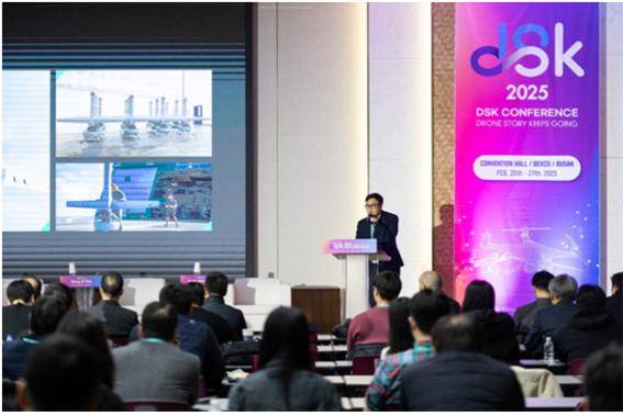 전동근 퀀텀에어로 이사회&nbsp;의장이 드론쇼코리아2025 컨퍼런스에서 연설을 하고 있다. ⓒ퀀텀에어로 제공