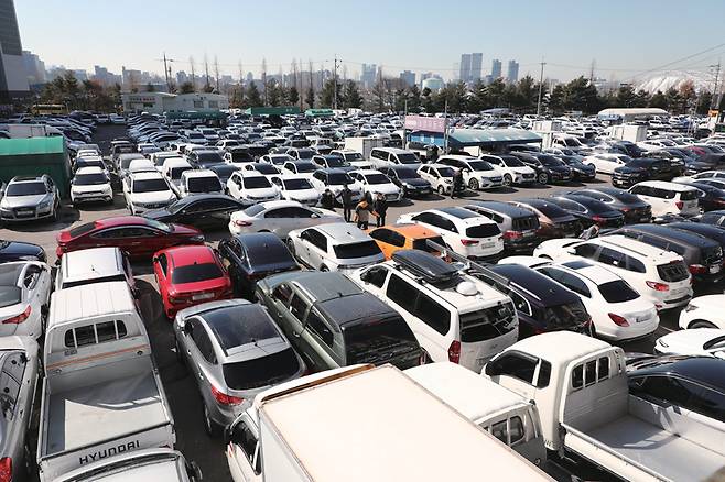 기아는 최근 정기 주주총회에서 사업 목적을 추가하는 등 중고차 사업 확대에 나설 계획이다. 사진은 서울 성동구 중고차 매매시장에 중고차들이 진열되어 있는 모습 ⓒ시사저널 박은숙