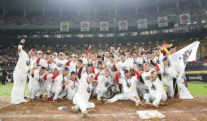 KIA 타이거즈 선수들이 지난해 한국시리즈 우승 후 세리머니하고 있다. KIA 타이거즈 제공