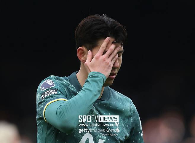 ▲ 올 시즌 손흥민의 활약이 다소 아쉬운 것은 사실이지만, 엔제 포스테코글루 감독의 무리한 선수 기용으로 햄스트링 부상까지 당하는 상황에서도 리그 26경기 7골 9도움, FA컵 2경기 1도움, 리그컵 4경기 1골, 유럽축구연맹 유로파리그(UEL) 8경기 3골 2도움을 더해 총 42경기 11골 13도움으로 두 자릿수 공격포인트를 해냈다.