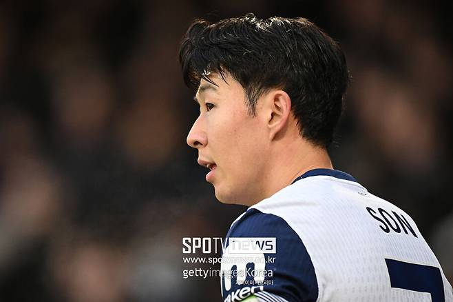 ▲ 올 시즌 손흥민의 부진을 반영한 것이어도 레넌과는 비교 불가라는 것이 중립적인 판단이다. 매체 역시 '데포가 과거 동료들을 내세워 베스트11을 구성했지만, 축구는 감정이 아닌 기록이나 실력으로 평가받는 것이 옳다. 손흥민이 아닌 레넌을 꼽을 팬이 얼마나 되겠나'라며 이상한 선택을 했다고 지적했다.&nbsp;