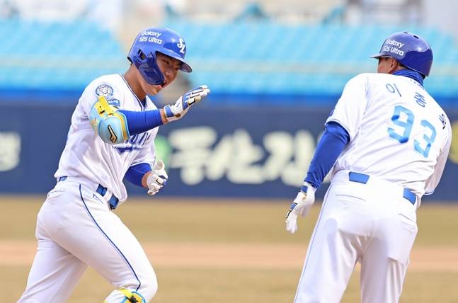 삼성 함수호(왼쪽)가 10일 대구 두산전에서 6회말 곽빈에게 솔로홈런을 터트린 후 이종욱 코치와 하이파이브를 하고 있다. /사진=삼성 라이온즈 제공