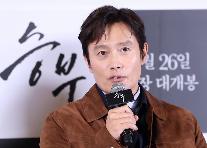 (서울=뉴스1) 권현진 기자 = 배우 이병헌이 19일 서울 용산구 CGV용산아이파크몰에서 열린 영화 '승부‘ 언론시사회에 참석해 인사말을 하고 있다.  '승부'는 대한민국 최고의 바둑 레전드 조훈현(이병헌 분)이 제자와의 대결에서 패한 후 타고난 승부사 기질로 다시 한번 정상에 도전하는 이야기를 그렸다. 2025.3.19/뉴스1  Copyright (C) 뉴스1. All rights reserved. 무단 전재 및 재배포,  AI학습 이용 금지. /사진=(서울=뉴스1) 권현진 기자