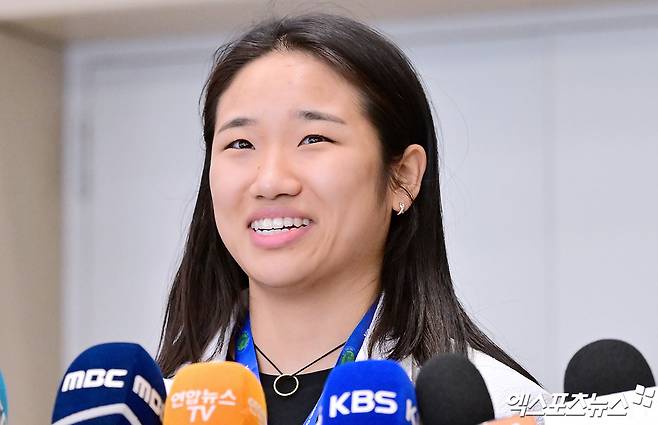 세계배드민턴연맹(BWF) 월드투어 슈퍼 1000 전영오픈 여자 단식에서 우승을 차지한 '라켓의 황제' 안세영(삼성생명)이 18일 오후 인천국제공항을 통해 귀국했다. 인터뷰하는 안세영. 인천공항, 김한준 기자
