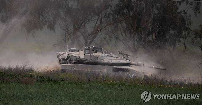가자지구의 이스라엘군 탱크 (UPI 연합뉴스) 18일(현지시간) 가자지구 남부에서 이스라엘군 탱크가 기동하고 있다. 2025.3.19 photo@yna.co.kr