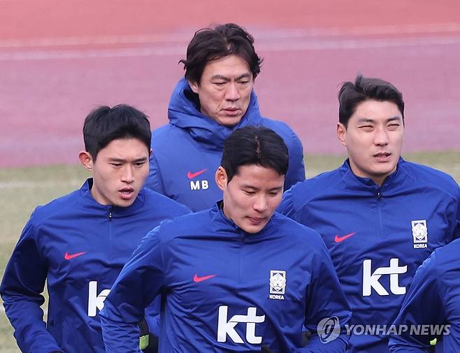 선수들과 함께 뛰는 홍명보 감독 (고양=연합뉴스) 임화영 기자 = 한국 남자축구 대표팀 홍명보 감독과 선수들이 17일 고양종합경기장에서 3월 A매치 대비 첫 훈련을 하고 있다. 
    대표팀은 20일 오후 8시 고양종합운동장에서 오만을 상대로 2026 북중미 월드컵 아시아지역 3차 예선 7차전을 치르고, 25일에는 수원월드컵경기장에서 요르단과 예선 8차전을 펼친다. 2025.3.17 hwayoung7@yna.co.kr