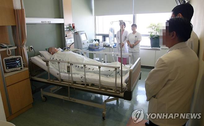 연대의료원, 존엄사 집행 (서울=연합뉴스) 김주성 기자 = 2009년 6월 23일 오전 서울 신촌 연세대의료원에서 1년 4개월동안 식물인간 상태로 연명치료를 받아 온 77살 김모 할머니에 대한 존엄사가 집행되기전 의료진과 관계자들이 지켜보고 있다. 2009.6.23 utzza@yna.co.kr swimer@yna.co.kr