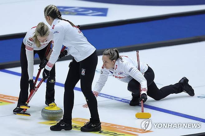 투구하는 캐나다 호먼 (의정부=연합뉴스) 임병식 기자 = 19일 의정부실내빙상장에서 열린 2025 LGT 세계여자컬링선수권대회 한국과 캐나다 경기에서 캐나다 레이철 호먼이 투구하고 있다. 2025.3.19 andphotodo@yna.co.kr
