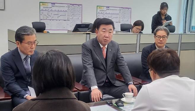 기자실 찾은 이범석(가운데) 시장 [청주시 제공. 재판매 및 DB 금지]