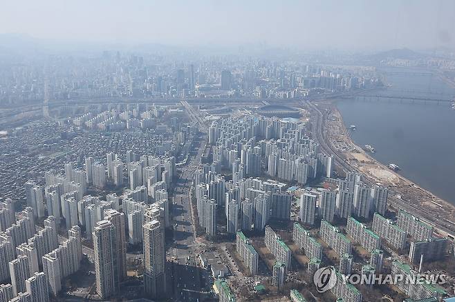 강남3구·용산구 아파트 전체 토허구역으로 (서울=연합뉴스) 이진욱 기자 = 정부와 서울시는 19일 강남구, 서초구, 송파구, 용산구 아파트 2천200개 단지, 40만가구를 토지거래허가구역으로 확대 지정한다고 밝혔다. 
    사진은 이날 서울 송파구, 강남구 아파트  모습. 2025.3.19 cityboy@yna.co.kr