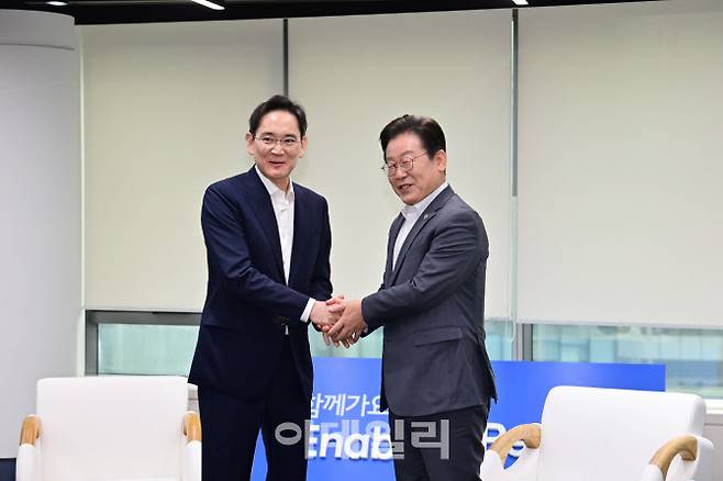 이재명 더불어민주당 대표와 이재용 삼성전자 회장이 20일 서울 강남구 역삼동 삼성 청년 소프트웨어 아카데미(SSAFY)에서 열린 ‘청년 취업 지원 현장 간담회’에서 악수를 하고 있다.(사진=이데일리 방인권 기자)