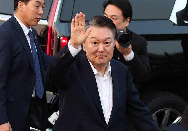 서울구치소에서 석방된 윤석열 대통령이 지난 8일 서울 한남동 관저 앞에 도착, 차량에서 내려 지지자들을 향해 인사하고 있다. (사진=연합뉴스)