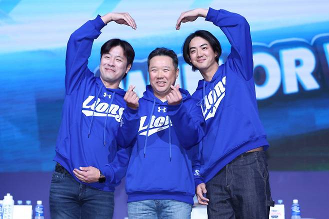 삼성 박진만 감독과 구자욱, 강민호가 20일 서울 송파구 롯데호텔월드에서 열린 2025 신한 SOL Bank KBO 프로야구 개막 미디어데이에서 포즈를 취하고 있다. 사진=연합뉴스