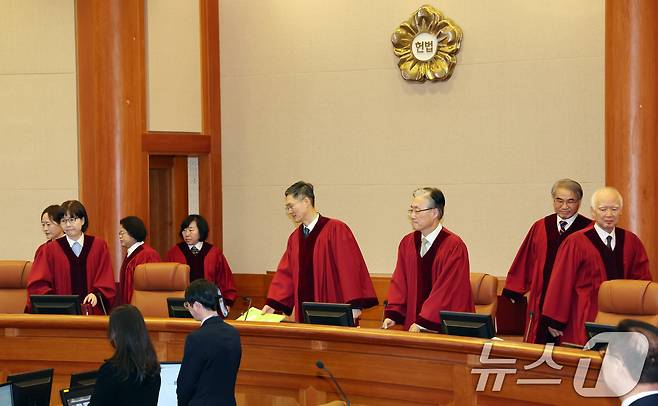 18일 오후 서울 종로구 헌법재판소 대심판정에서 박성재 법무부 장관에 대한 탄핵심판 첫 변론에서 문형배 헌법재판소장 직무대행 등 재판관들이 입장하고 있다. (공동취재) 2025.3.18/뉴스1 ⓒ News1 김명섭 기자