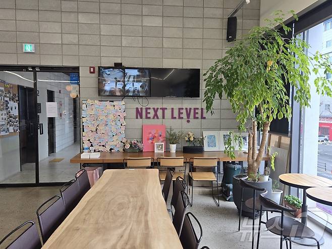 오후 서울 강남구에 자리한 '넥스트레벨' 역삼 직영점. 2층에는 카페에 타이어 작업 상황을 실시간으로 알려주는 대형 모니터가 설치돼 있다. 2025.03.18. ⓒ 뉴스1 김성식 기자.