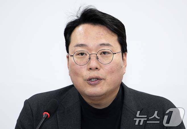 천하람 개혁신당 당대표 권한대행 겸 원내대표가 17일 오전 서울 여의도 국회에서 열린 최고위원회의에서 발언을 하고 있다. 2025.3.17/뉴스1 ⓒ News1 이재명 기자