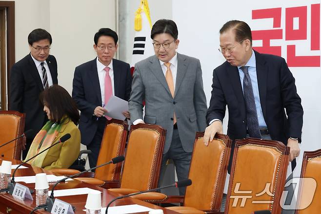 권영세 국민의힘 비상대책위원장과 권성동 원내대표, 김상훈 정책위의장이 20일 오전 서울 여의도 국회에서 열린 비상대책위원회의에 참석하고 있다. 2025.3.20/뉴스1 ⓒ News1 이광호 기자