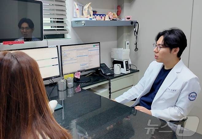 반려동물 보호자와 상담을 하고 있는 이정민 원장(고려동물메디컬센터 제공) ⓒ 뉴스1