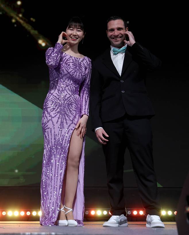 베스트드레서상을 받은 하비에르 팔라손(오른쪽)과 이미래 (PBA 제공)