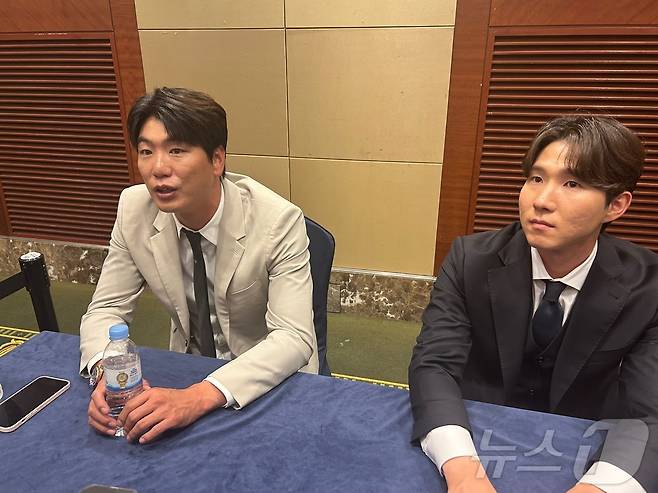 20일 서울 송파구 롯데호텔 월드에서 열린 2025 신한은행 SOL뱅크 KBO 개막 미디어데이에서 만난 SSG 랜더스 김광현(왼쪽)과 박성한. 2025.3.20/뉴스1 ⓒ News1 문대현 기자