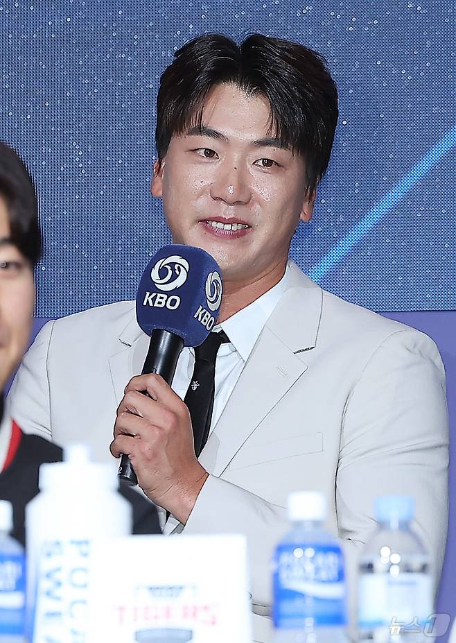 SSG 랜더스 주장 김광현이 20일 오후 서울 송파구 잠실 롯데호텔 월드에서 열린 신한 SOL Bank 2025 KBO 미디어데이에서 각오를 밝히고 있다. 2025 신한 SOL Bank KBO리그는 오는 3월 22일 5개 구장에서 일제히 팡파르를 울린다. 2025.3.20/뉴스1 ⓒ News1 김진환 기자