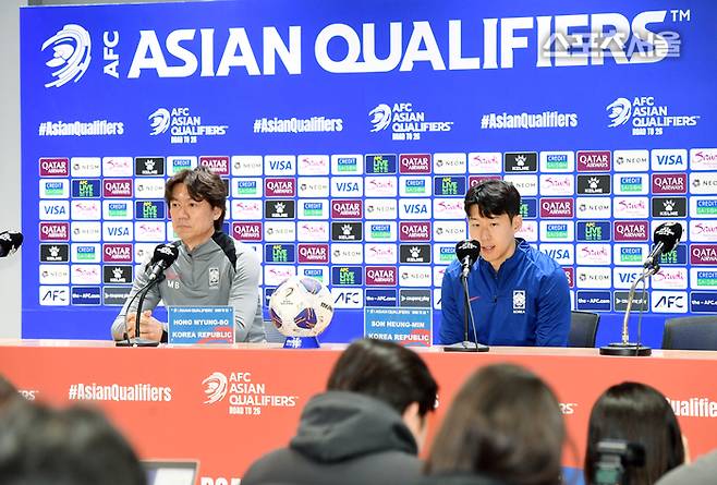 축구대표팀의 홍명보 감독(왼쪽)과 주장 손흥민 2025. 2. 19.  고양 | 박진업 기자 upandup@sportsseoul.com