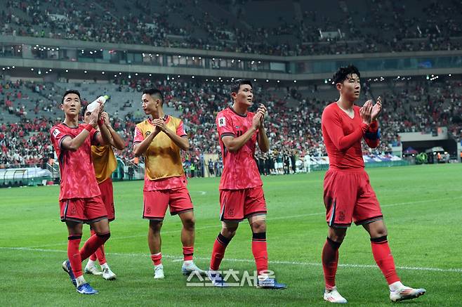 대한민국 축구대표팀의 손흥민(오른쪽부터), 김민재 등 선수들이 5일 서울월드컵경기장에서 열린 2026 북중미 월드컵 아시아지역 3차 예선 팔레스타인과 경기에서 0-0 무승부를 기록한 뒤 팬들에게 인사를 하고 있다. 2024. 9. 5.  상암 | 박진업 기자 upandup@sportsseoul.com