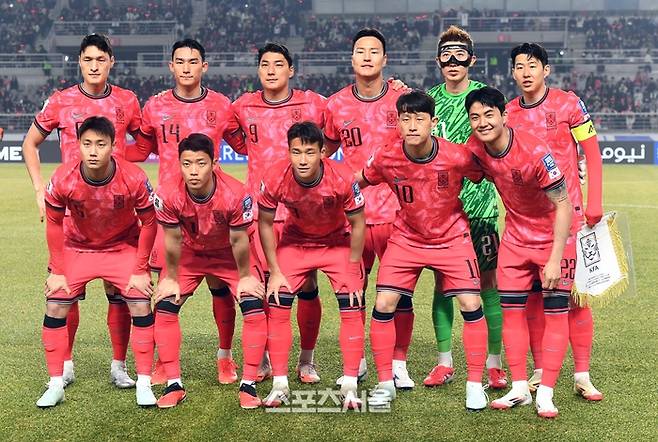 대한민국 축구대표팀 선수들이 20일 고양종합운동장에서 열린 2026 북중미 월드컵 아시아지역 최종 예선 오만과의 경기를 앞두고 기념촬영을 하고 있다. 2025. 3. 20.  고양 | 박진업 기자 upandup@sportsseoul.com