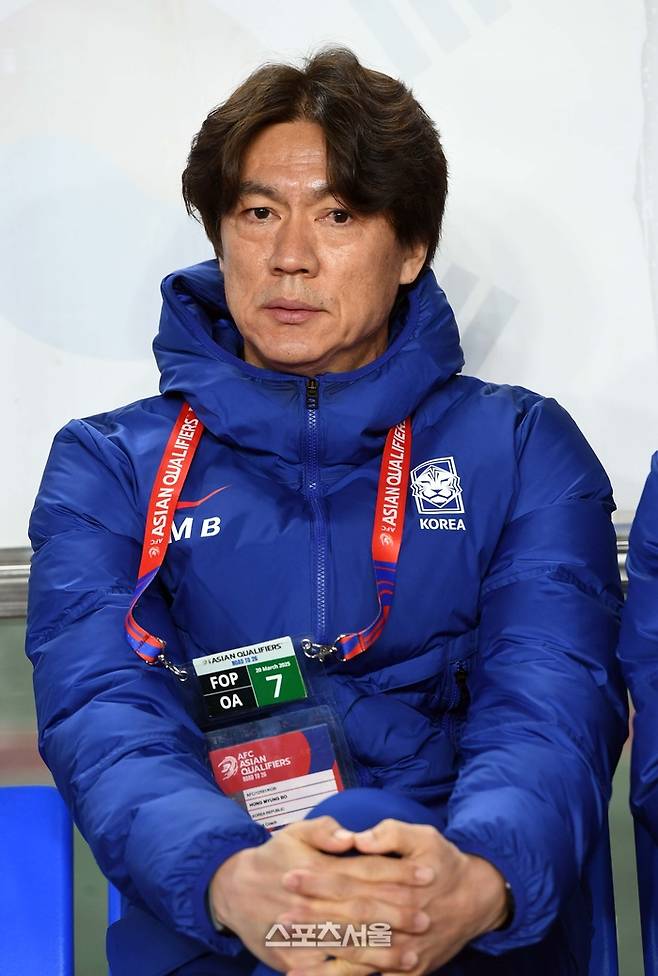 대한민국 축구대표팀의 홍명보 감독이 20일 고양종합운동장에서 열린 2026 북중미 월드컵 아시아지역 최종 예선 오만과의 경기를 앞두고 그라운드를 바라보고 있다. 고양 | 박진업 기자 upandup@sportsseoul.com