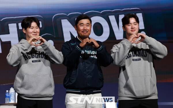 20일 서울 송파구 롯데호텔 월드 크리스탈볼룸에서 열린 2025 신한 SOL Bank KBO 미디어데이에서 NC 박민우, 이호준 감독, 김형준 선수가 포즈를 취하고 있다. 사진┃뉴시스