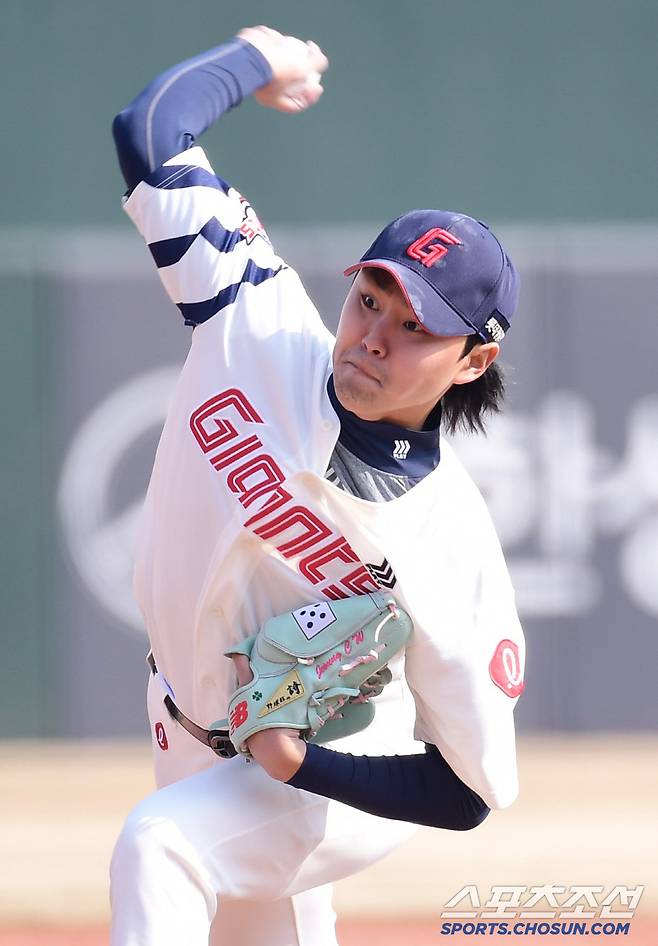 9일 부산 사직야구장에서 열린 KBO리그 시범경기 롯데와 KIA의 경기. 투구하고 있는 롯데 정철원. 부산=송정헌 기자songs@sportschosun.com/2025.03.09/