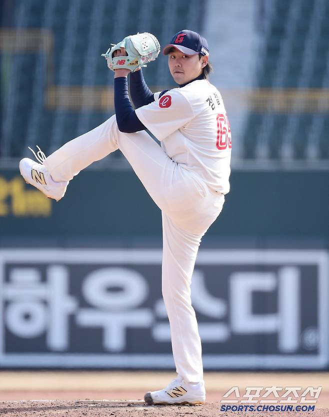 9일 부산 사직야구장에서 열린 KBO리그 시범경기 롯데와 KIA의 경기. 투구하고 있는 롯데 정철원. 부산=송정헌 기자songs@sportschosun.com/2025.03.09/