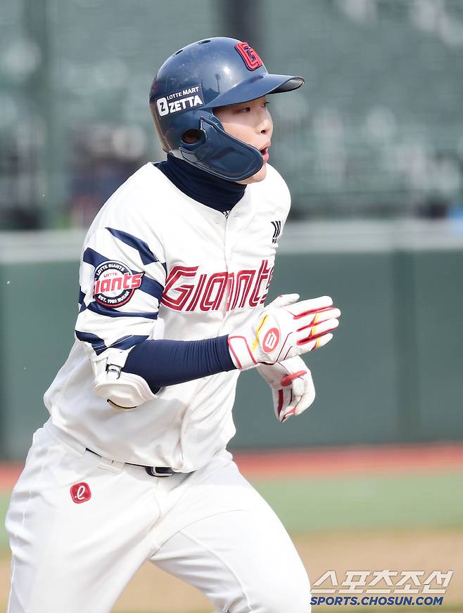 13일 부산 사직구장에서 열린 KBO리그 시범경기 롯데와 한화의 경기. 타격하는 롯데 이호준. 부산=송정헌 기자songs@sportschosun.com/2025.03.13/
