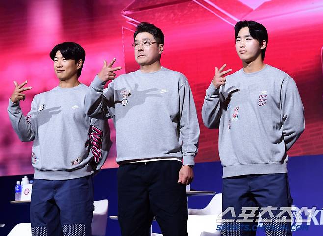 20일 서울 잠실 롯데호텔월드 크리스탈볼룸에서 2025 KBO리그 미디어데이가 열렸다. 미디어데이에 참석해 포즈를 취하고 있는 키움 송성문, 홍원기 감독, 이주형. 잠실=송정헌 기자songs@sportschosun.com/2025.03.20/