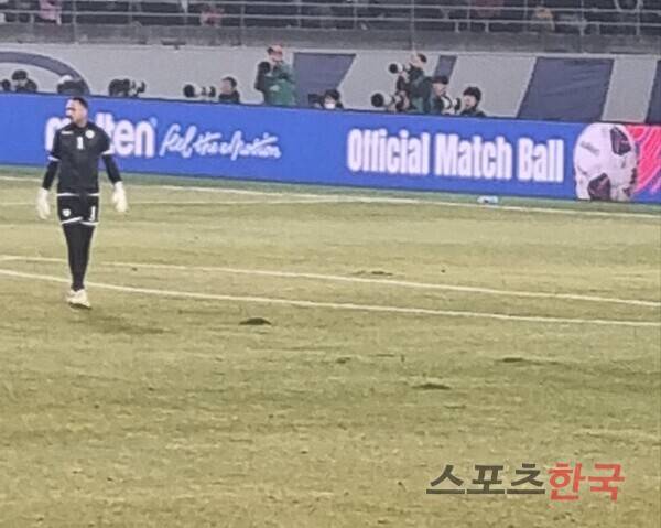 경기 도중 너무 쉽게 파이는 고양종합운동장 잔디. ⓒ스포츠한국 김성수 기자